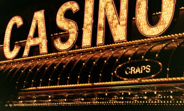 foya88 VIP Roulette live-dealer table with croupier and betting interface